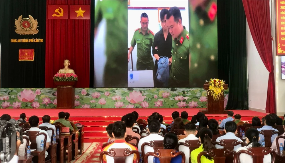 Công an TP Cần Thơ tuyên truyền phòng, chống cướp cho các ngân hàng, tiệm vàng