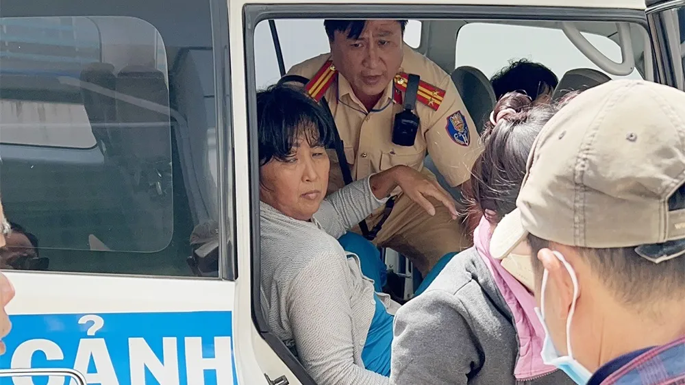 Phát hiện bà H. có biểu hiện bệnh tai biến nguy hiểm, lực lượng Cảnh sát giao thông An giang đã nhanh chóng chở bệnh nhân đi cấp cứu canh-sat-giao-thong-dua-nguoi-di-cap-cuu.jpg