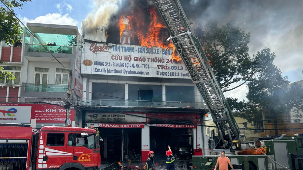 Ngọn lửa cháy ngày dữ dội đã chảy ra phía trước bảng hiệu và kèm theo nhiều tiếng nổ chay-co-so-sua-chua-o-to-can-tho-1.jpg