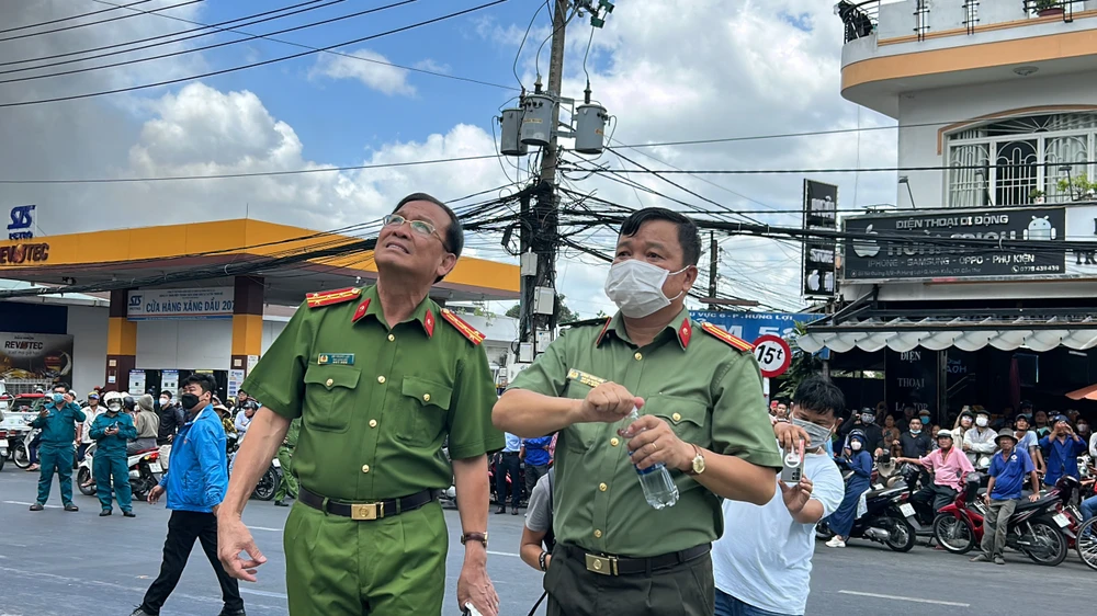 Trao đổi nhanh với PV, Phó giám đốc Công an TP Cần Thơ cho biết đã chỉ đạo tập trung tất cả lực lượng để nhanh chóng dập lửa. chay-co-so-sua-chua-o-to-can-tho-lap.jpg