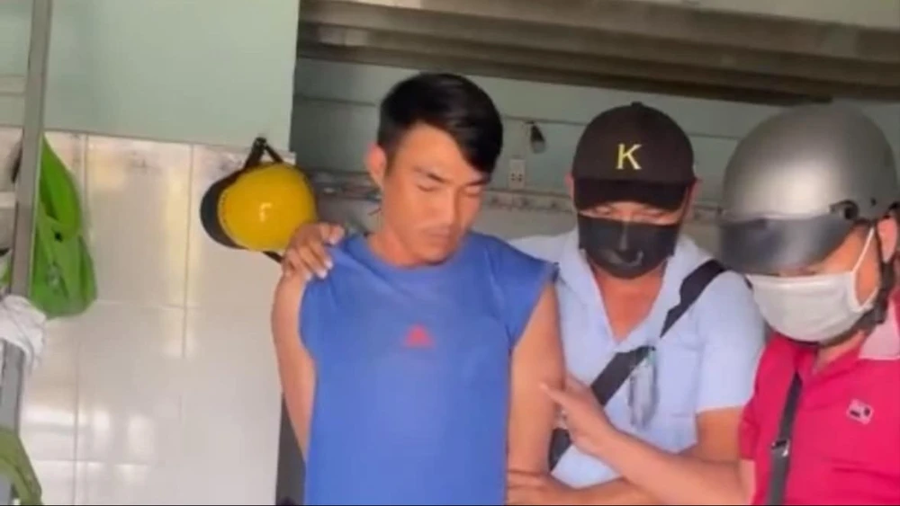 Trần Kim Tử Long vừa bị công an thị xã Bình Minh bắt giữu theo lệnh truy nã vì liên quan đến vụ nổ súng no-sung-vinh-long-Long.jpeg