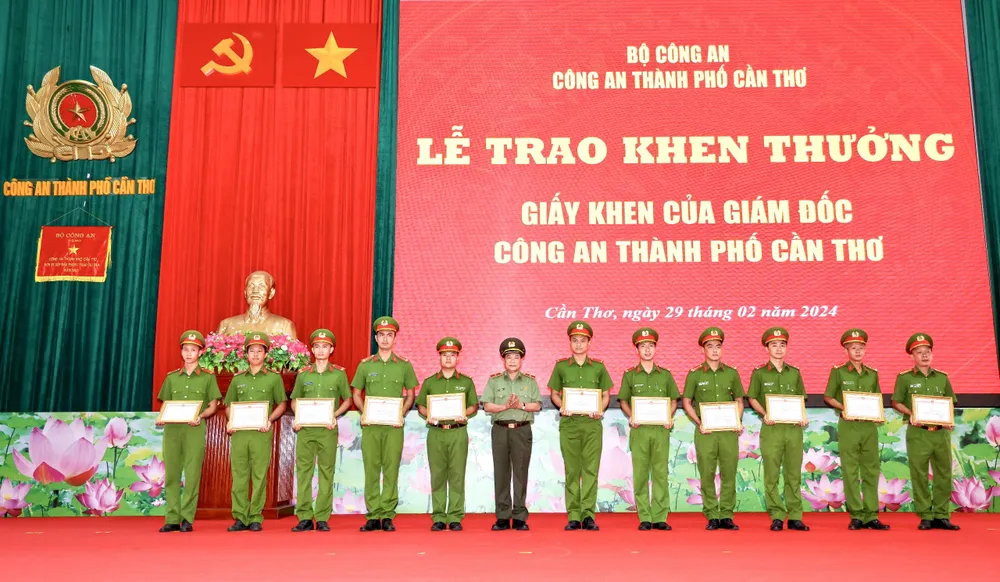Giám đốc Công an TP Cần Thơ trao khen thưởng cho các cá nhân có thành tích xuất sắc chay-can-tho-khen-thuong-1.jpg