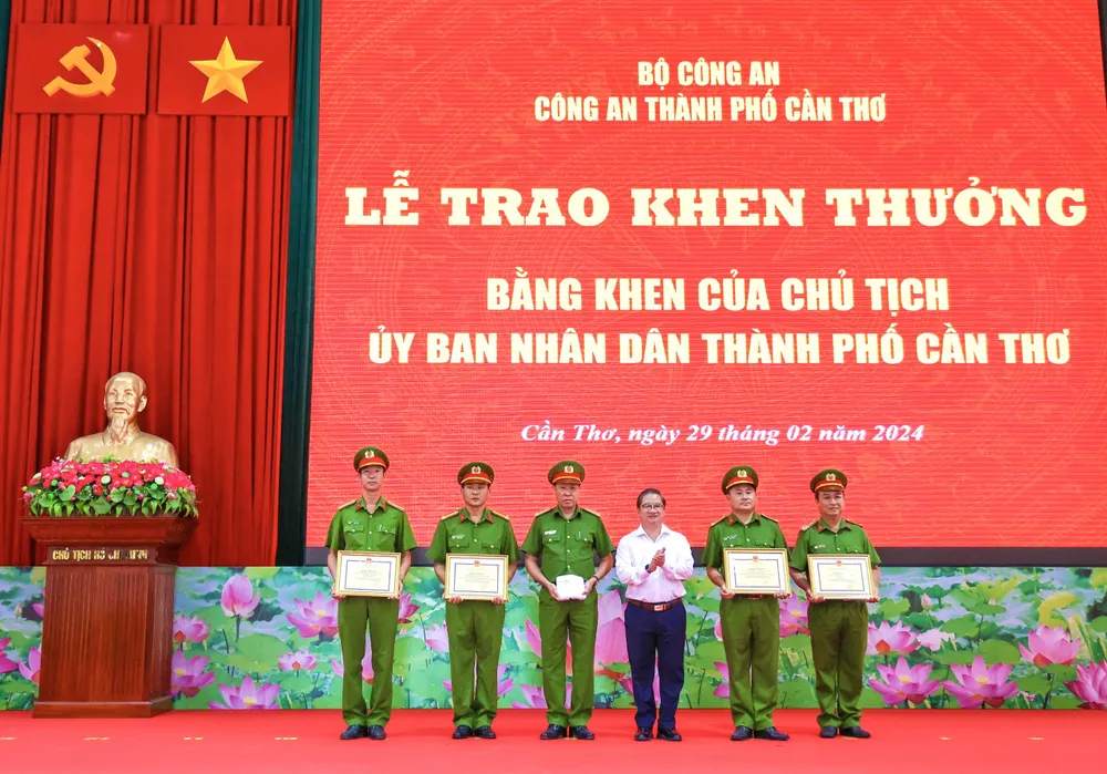 Chủ tịch UBND thành phố Cần Thơ trao bằng khen cho bốn tập thể và thưởng nóng 50 triệu đồng cho lực lượng Cảnh sát PCCC Công an TP Cần Thơ Khen thưởng nóng cho lực lượng chữa cháy ở cơ sở sửa chữa ô tô