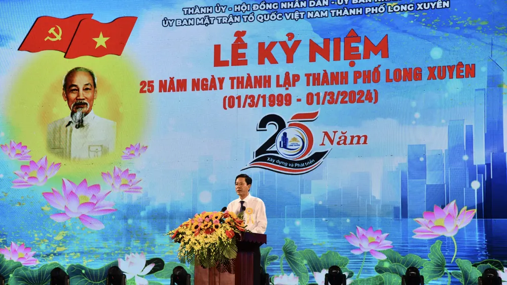 Ông Đinh Văn Bảo, Chủ tịch UBND TP Long Xuyên đọc diễn văn kỷ niệm 25 năm thành lập TP Long Xuyên 25-nam-long-xuyen-2.jpg