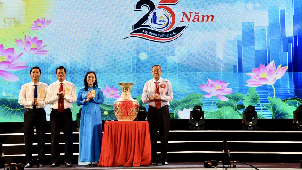 Ông Lê Văn Nưng - Chủ tịch HĐND tỉnh An Giang trao tặng quà cho Đảng bộ, chính quyền và Nhân dân TP Long Xuyên. 25-nam-long-xuyen.jpg
