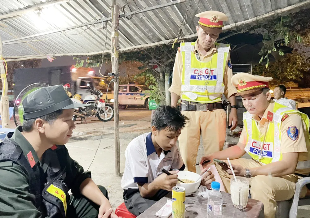 Lực lượng CSGT Công an TP Cần Thơ chăm sóc bé trai đi lạc be-trai-di-lac-can-tho.jpg