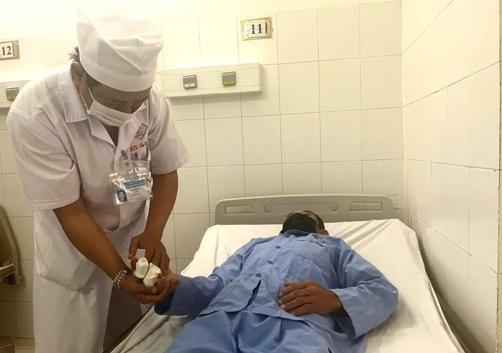 Hiện bệnh nhân bị tai nạn do máy sục khí đã tỉnh, tiếp xúc tốt, niêm hồng, vết mổ khô, các vết thương phục hồi tốt. suyt-mat-cua-quy-can-tho.jpg