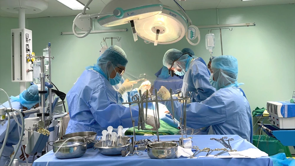 Nhiều ê kíp xuyên đêm phẫu thuật cắt u nhầy nhĩ phải rất lớn cho bệnh nhân Phẫu thuật xuyên đêm cứu bệnh nhân u nhầy nhĩ nguy hiểm