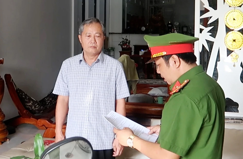 Ông Huỳnh Lê Phong, nguyên trưởng phòng TN&MT TP Long Xuyên bị khởi tố tội vi phạm quy định về bồi thường, hỗ trợ, tái định cư khi Nhà nước thu hồi đất. Ảnh: CACC can-bo-long-xuyen-phong.jpg