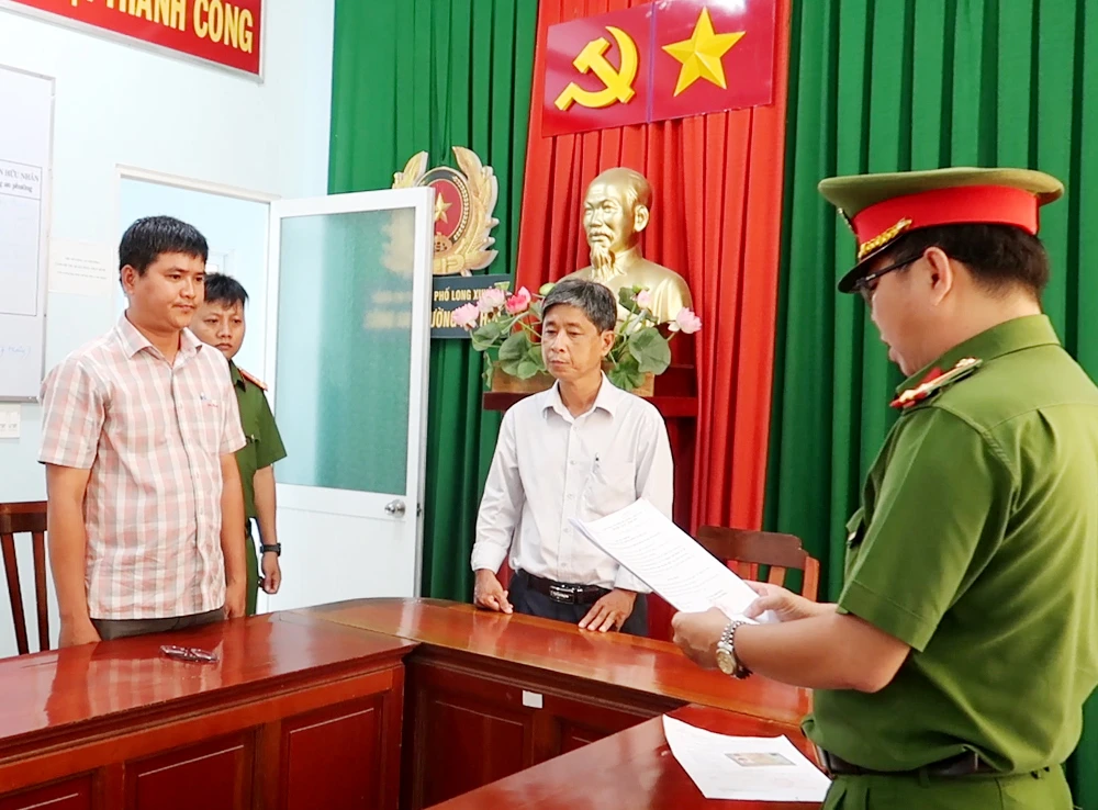Công an thi hành lệnh bắt tạm giam bị can Nguyễn Thanh Phong, cán bộ Trung tâm phát triển quỹ đất TP Long Xuyên. Vụ sai phạm trong bồi thường đất ở An Giang: Triệu tập 2 Phó chủ tịch UBND TP Long Xuyên