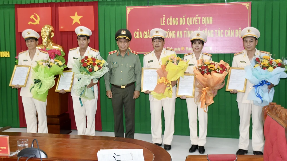 Thiếu tướng Kiên Rịnh, Phó Giám đốc Công an tỉnh Trà Vinh trao quyết định và tặng hoa chúc mừng các cán bộ được bổ nhiệm lại, điều động, bổ nhiệm. Công an tỉnh Trà Vinh bổ nhiệm, điều động nhiều cán bộ