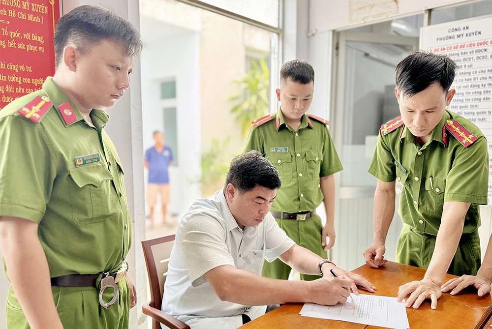Cơ quan CSĐT Công an tỉnh An Giang đã tống đạt quyết định khởi tố bị can đối với ông Nguyễn Bảo Sinh, Phó chủ tịch UBND TP Long Xuyên. Ảnh: HD pho-chu-tich-ubnd-long-xuyen.jpg