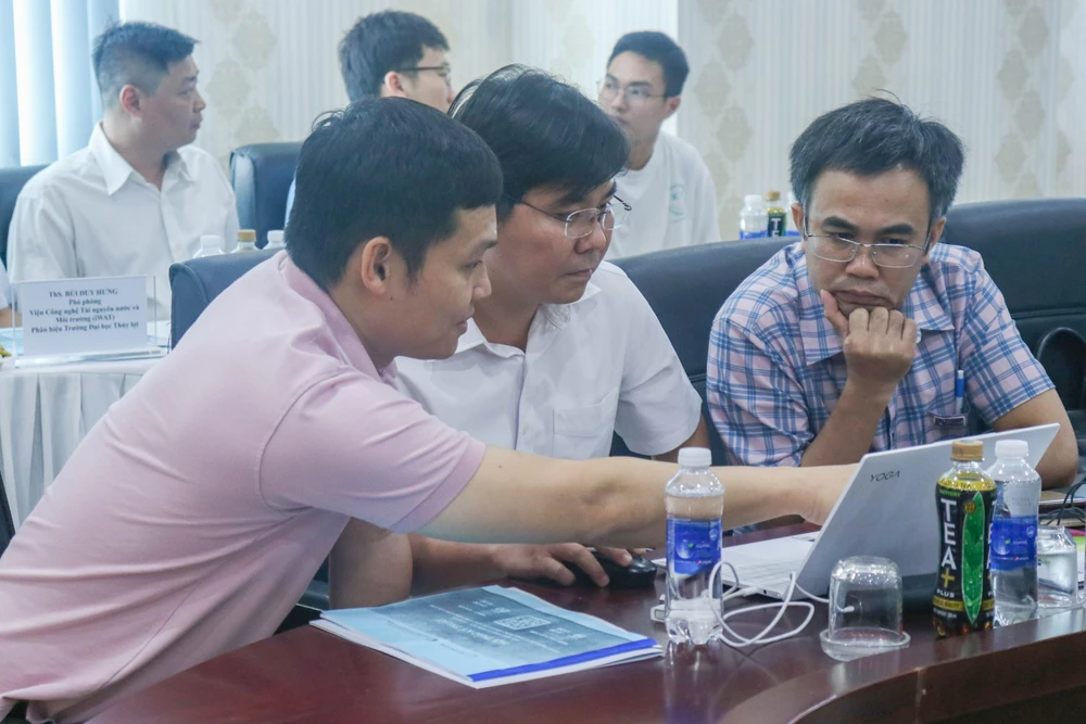 Các chuyên gia tích cực thảo luận tại hội thảo. Ảnh: KHÁNH NHI trung-tam-du-lieu-vung-dbscl.jpg