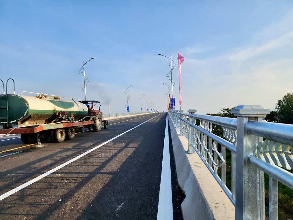 Cầu Châu Đốc thuộc dự án Xây dựng tuyến đường liên kết vùng, đoạn từ thị xã Tân Châu đến TP Châu Đốc tỉnh An Giang, kết nối tỉnh Kiên Giang và Đồng Tháp thong-xe-cau-chau-doc-2.jpg
