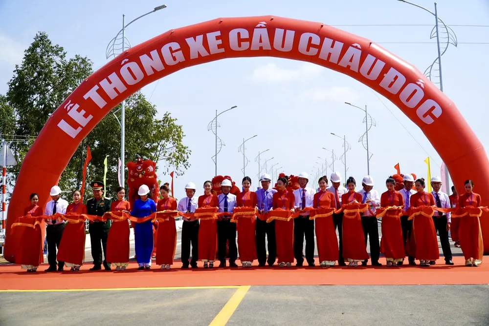 Cầu Châu Đốc nối liền thị xã Tân Châu và TP Châu Đốc, tỉnh An Giang chính thức được thông xe. Ảnh: HD thong-xe-cau-chau-doc.jpg