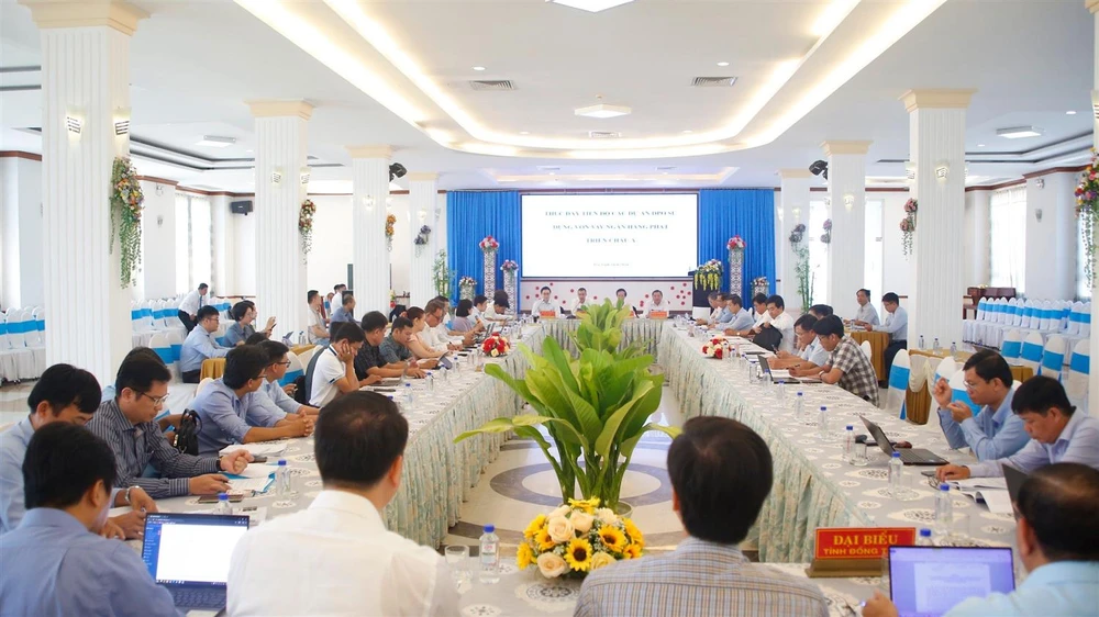 Buổi làm việc nhằm trao đổi, thúc đẩy tiến độ chuẩn bị phê duyệt dự án xây dựng tuyến đường hành lang ven biển. Ảnh: PHƯƠNG AN Buổi làm việc nhằm trao đổi, thúc đẩy tiến độ chuẩn bị phê duyệt dự án xây dựng tuyến đường hành lang ven biển