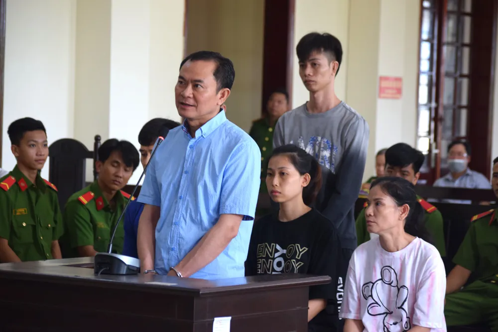 Giám đốc giám đốc Trung tâm Đăng kiểm ở Đồng Tháp cùng các nhân viên hầu toà vì nhận hối lộ. Ảnh: HD nhan-hoi-lo-trung-tam-dang-kiem-dong-thap.JPG