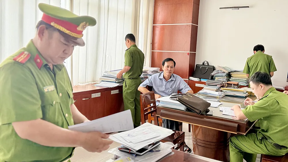Công an khám xét nơi làm việc của bị can. Ảnh: CACC sai-pham-dat-dai-long-xuyen-ngoc.jpg