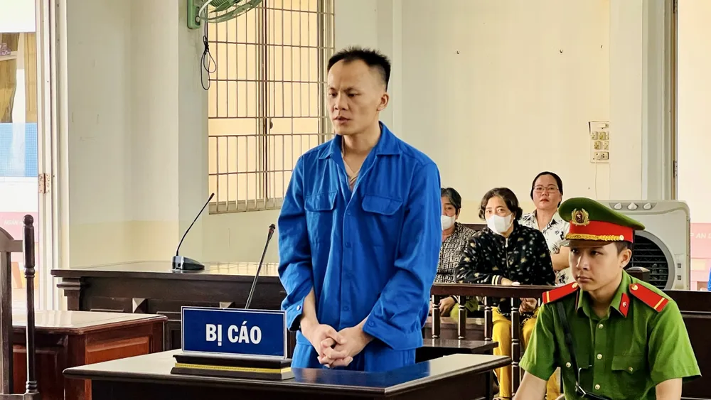 Phan Thanh Vân bị phạt 12 tháng tù vì tông cảnh sát phòng chống buôn lậu đang làm nhiệm vụ. Ảnh: HD buon-lau-tong-cảnh-sat-an-giang.jpg