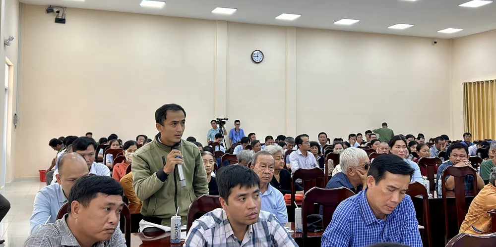 Người dân bày tỏ lo lắng việc khai thác sẽ khiến cho khu vực xảy ra sạt lở, ảnh hưởng đến tài sản, đời sống người dân. Ảnh: HD pho-thu-tuong-doi-thoai-vinh-long-2.jpg