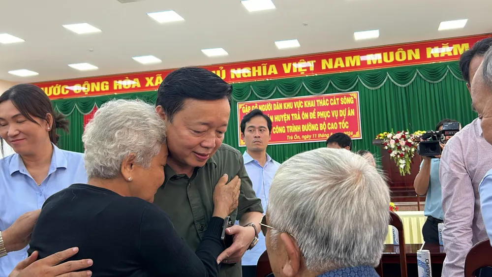 Phó Thủ tướng Trần Hồng Hà chia sẻ lo lắng với bà con và mong muốn bà con tiếp tục ủng hộ.Ảnh: HD pho-thu-tuong-doi-thoai-vinh-long.jpg