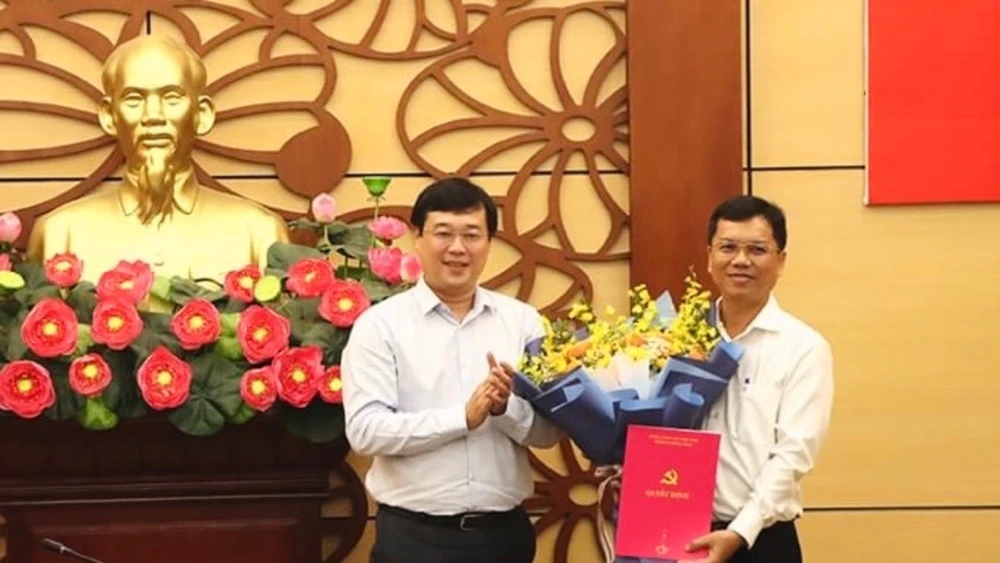 Bí thư Tỉnh ủy Đồng Tháp Lê Quốc Phong trao quyết định và hoa chúc mừng tân Chánh Văn phòng Tỉnh uỷ Nguyễn Thế Hồng Trung. Ảnh: VIỆT TIẾN chanh-van-phong-tinh-uy-dong-thap.jpg