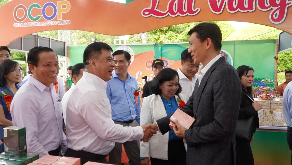 Sự kiện nhằm tạo điều kiện mở rộng thị trường, kết nối cung - cầu giữa các tỉnh trong vùng Đồng bằng sông Cửu Long với cả nước. hoi-cho-cong-thuong-dong-thap-1.JPG