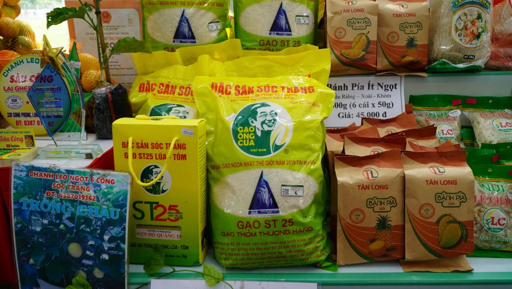 Đây cũng là hoạt động xúc tiến thương mại quan trọng thuộc Chương trình cấp quốc gia về xúc tiến thương mại năm 2024 hoi-cho-cong-thuong-dong-thap-2.JPG