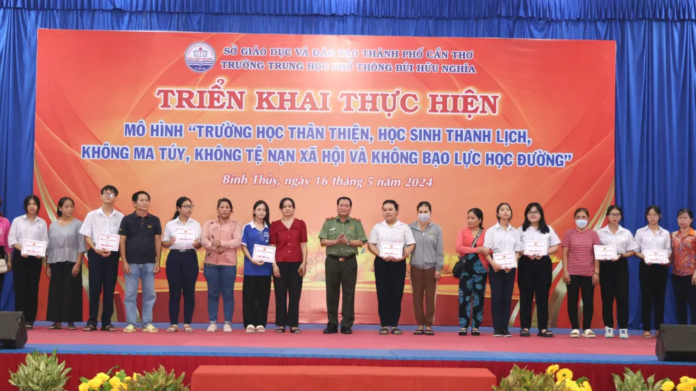 Thiếu tướng Nguyễn Văn Thuận trao học bổng cho các em học sinh. Ảnh: HD truong-hoc-than-thien-can-tho-2.JPG