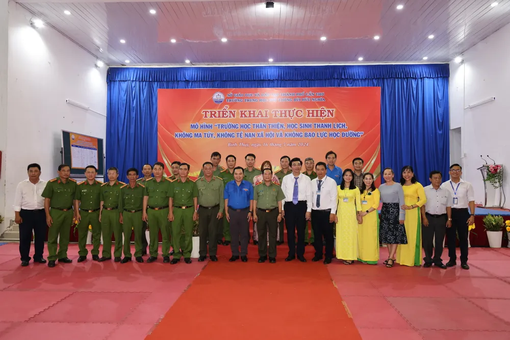 Các đại biểu tham dự Lễ triển khai mô hình "Trường học thân thiện, học sinh thanh lịch, không ma túy, không tệ nạn xã hội và không bạo lực học đường" truong-hoc-than-thien-can-tho-3.JPG