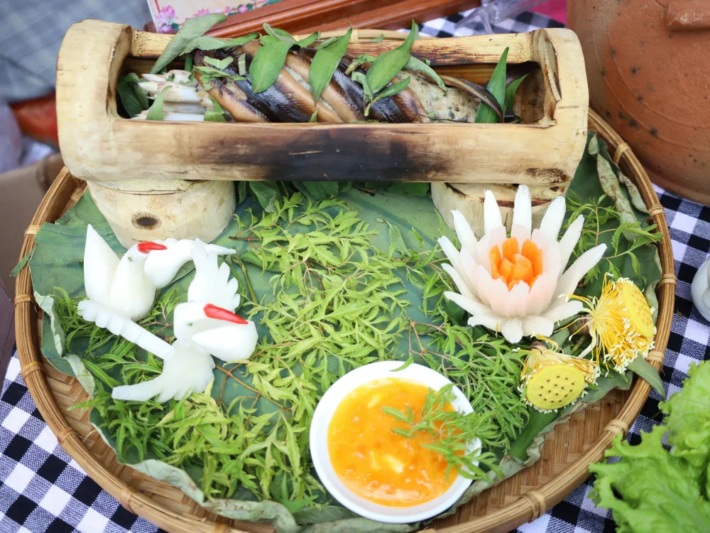 Món lươn cuộn ngó sen. mon-an-tu-sen-11.jpg