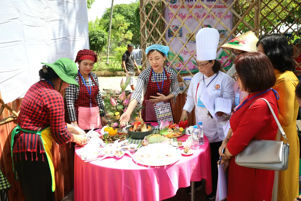 Các đội thi đang trình bày các món ăn từ sen tại Lễ hội Sen Đồng Tháp. món ăn từ sen