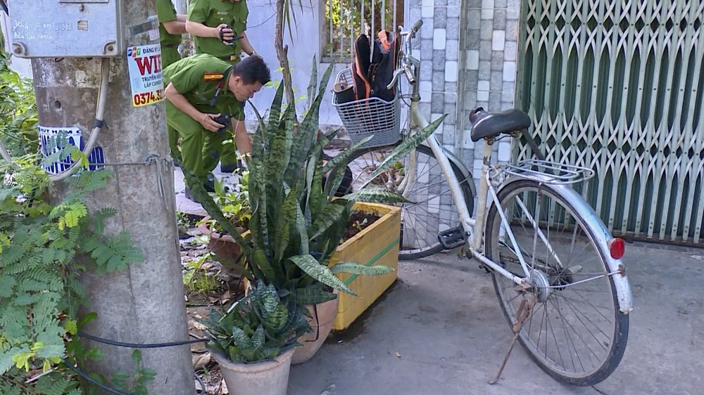 Hiện trường phát hiện người tử vong dưới trụ điện ở Vĩnh Long. Ảnh: CA tu-vong-duoi-tru-dien.jpg
