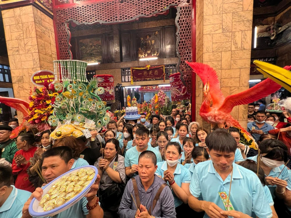 Lễ hội Vía Bà Chúa Xứ núi Sam hằng năm thu hút hàng trăm ngàn lượt khách. via-ba-chua-xu.JPG