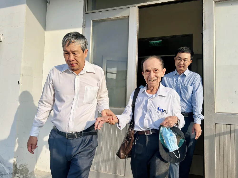 PGS.TS. Mai Văn Nam hỗ trợ, hướng dẫn thí sinh "đặc biệt" đến phòng thi cu-ong-thac-si-can-tho-3.jpg