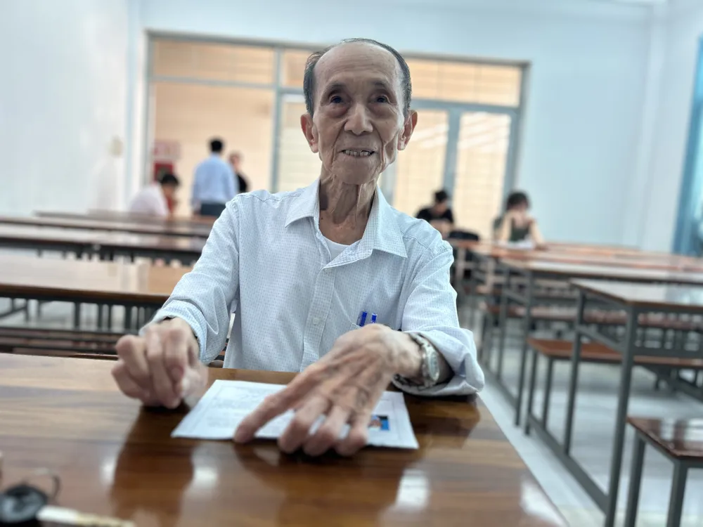 Cụ Nguyễn Tấn Thành cho biết tấm bằng thạc sĩ sẽ là một bước tiến lớn trên con đường phục vụ văn hoá dân tộc của tôi cu-ong-thac-si-can-tho-7.jpg