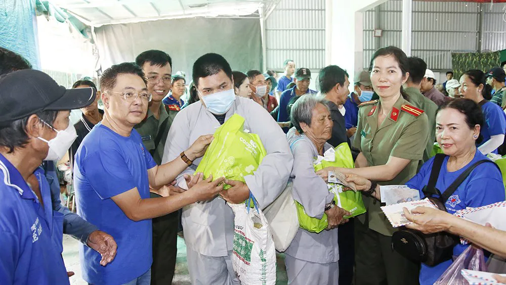 Ngoài khám bệnh, nhận thuốc miễn phí, người dân còn được tặng quà. kham-benh-khiem-thi-1.jpg