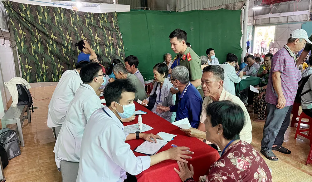 Công an tỉnh An Giang phối hợp khám bệnh miễn phí cho người khiếm thị. khám bệnh