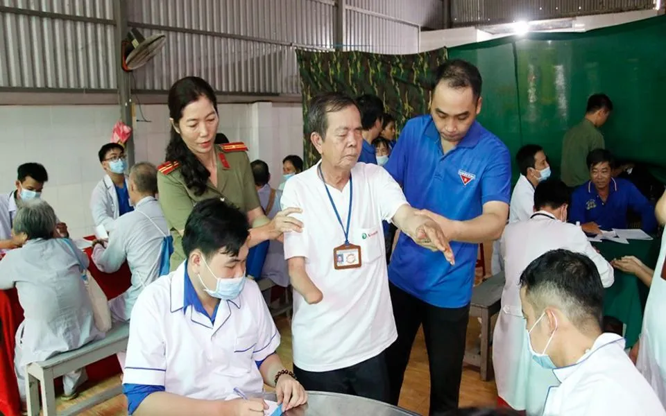 Người dân được hỗ trợ di chuyển trong quá trình khám. kham-benh-khiem-thi.jpg