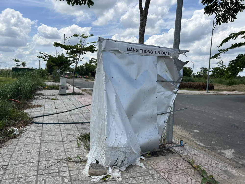 Bảng thông tin dự án Khu tái định cư Bình Thủy (khu 1) hư hỏng nằm nhếch nhác. khu-tai-dinh-cu-can-tho.jpg