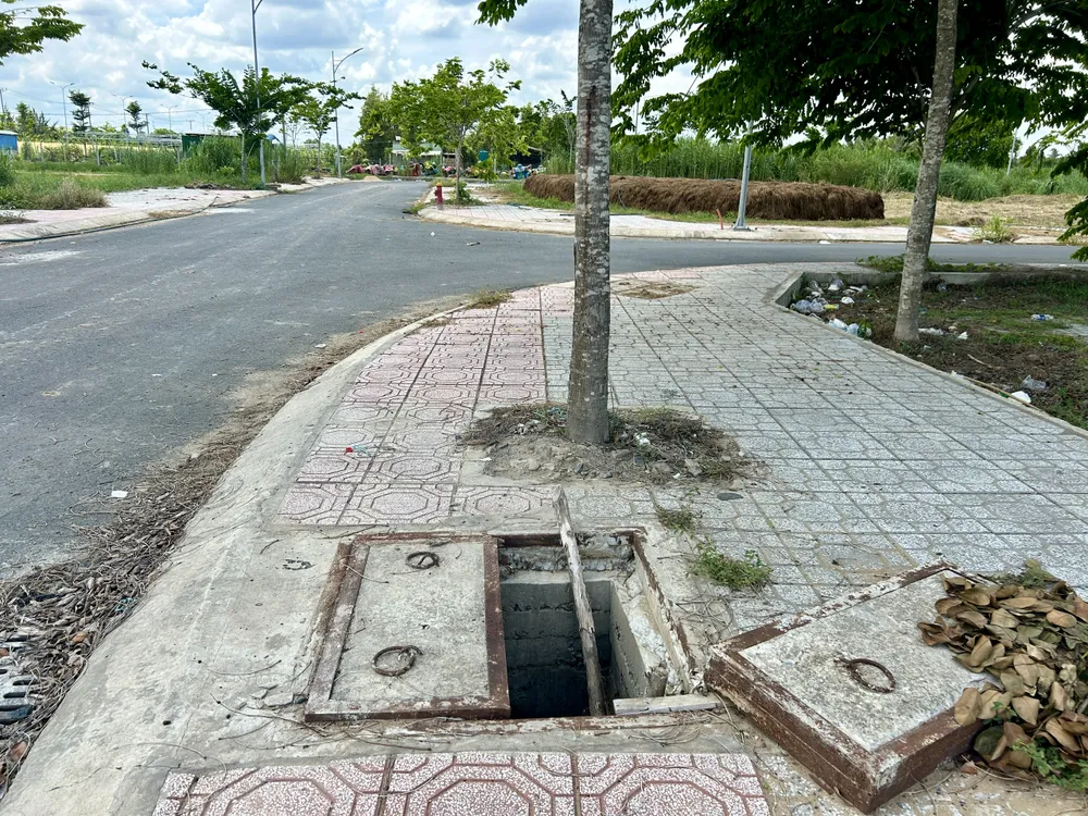 Nắp cống bị cậy lên rất nguy hiểm. tai-dinh-cu-can-tho-2.jpg
