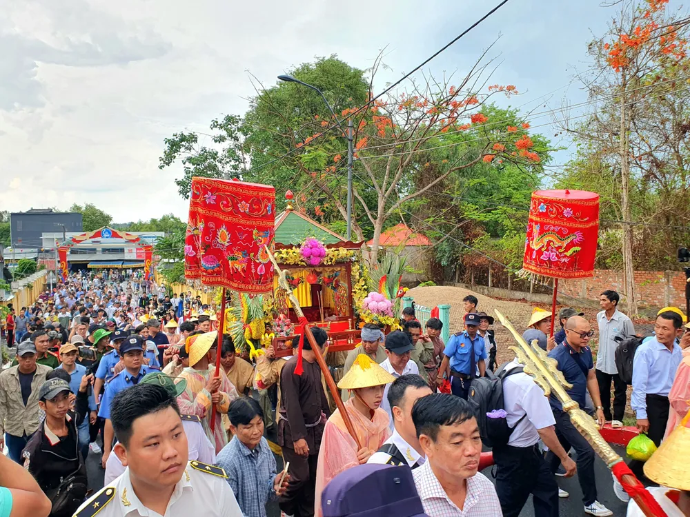 Đông đảo người dân theo chân cùng đoàn rước tượng Bà. ruoc-ba-chua-xu-11.jpg