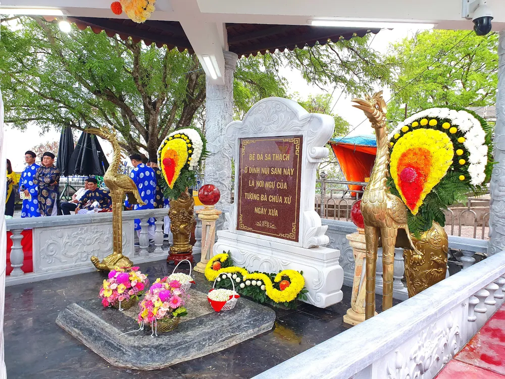 Bệ đá Sa Thạch núi Sam là nơi ngự tượng Bà Chúa Xứ. ruoc-ba-chua-xu-3.jpg