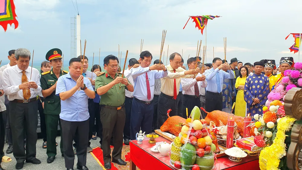 Lãnh đạo tỉnh làm lễ để rước tượng Bà. ruoc-ba-chua-xu-4.jpg