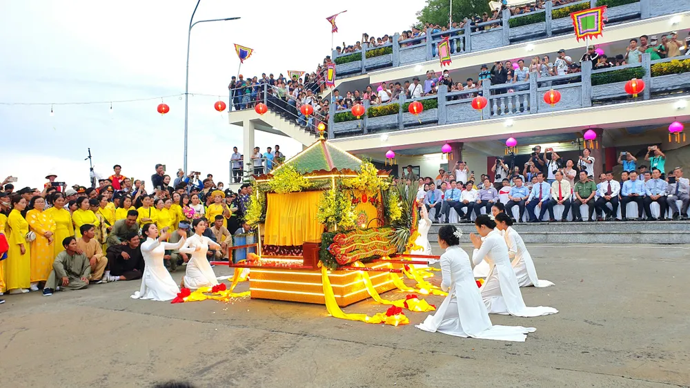 Các cô gái đồng trinh để thỉnh Bà. ruoc-ba-chua-xu-6.jpg