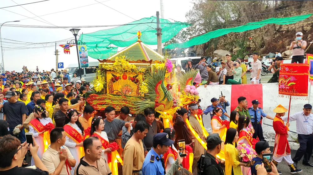 Đoàn rước tượng Bà xuống núi trong sự nghênh đón của hàng ngàn người dân, du khách. ruoc-ba-chua-xu-7.jpg