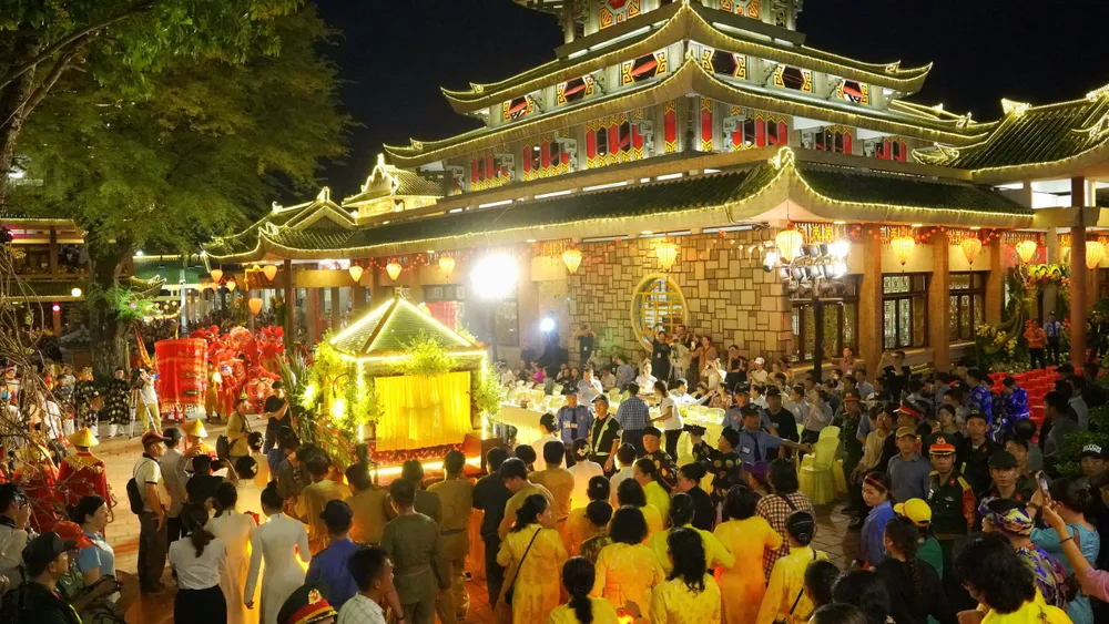 Khi mặt trời vừa khuất bóng, đoàn rước tiếp tục nghinh kiệu Bà về miếu thờ trong không khí trang nghiêm, náo nức. ruoc-ba-chua-xu-8.jpg