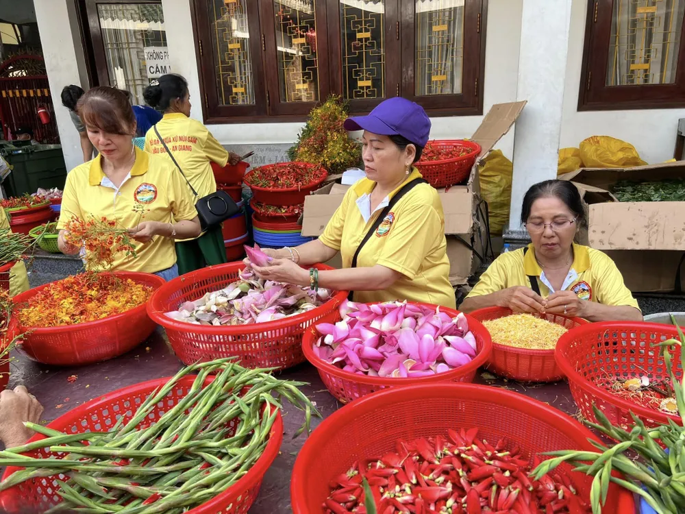 Chuẩn bị hoa để nấu nước tắm Bà Chúa Xứ. bà chúa xứ