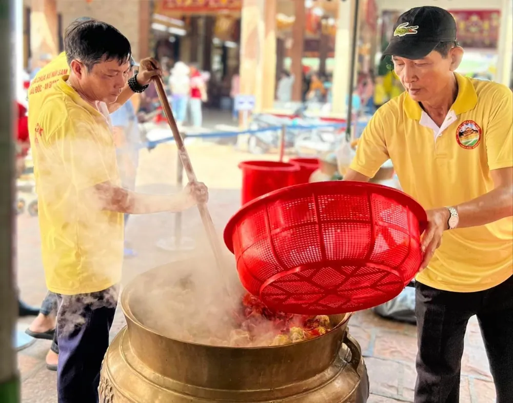 Nước lọc tinh khiết được đun sôi bằng nồi đồng, sau đó thả hoa vào để nấu tạo hương thơm. tam-ba-chua-xu-3.jpeg