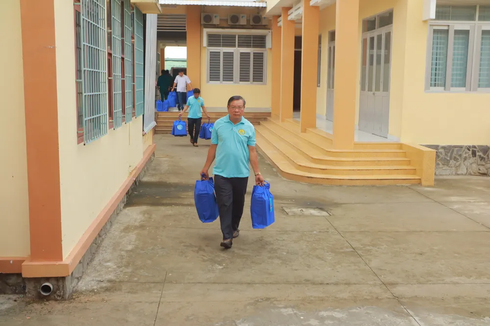 Tại Tiền Giang, Ban Tổ chức Chương trình “Cùng ngư dân thắp sáng đèn trên biển” sẽ thực hiện nhiều hoạt động ý nghĩa, thiết thực. den-tren-bien-tien giang-1.jpg
